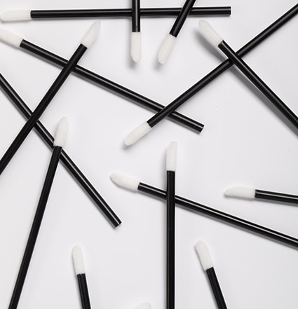 Muchos aplicadores sin pelusa tumbados juntos